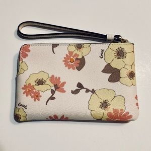 COACH WRISTLET ZIP CLOSURE NWT